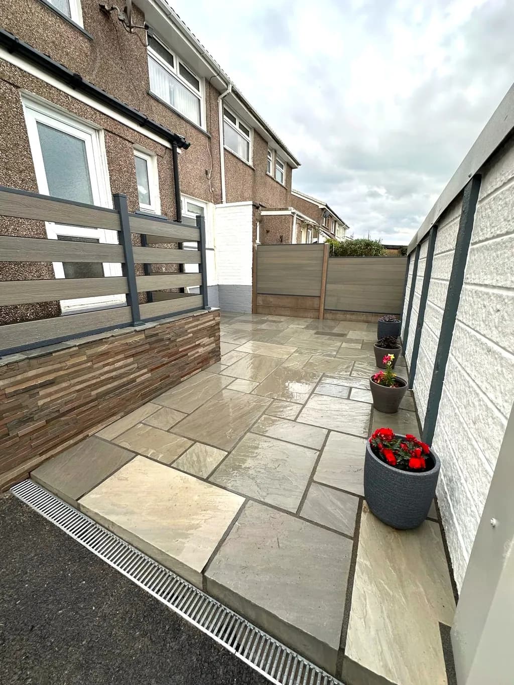 Split face clad steps with composite railing