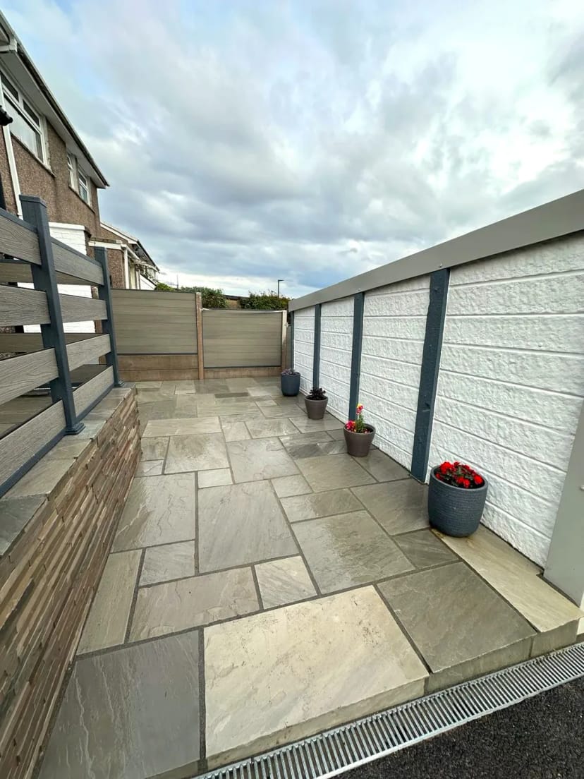 Split face clad steps with composite railing